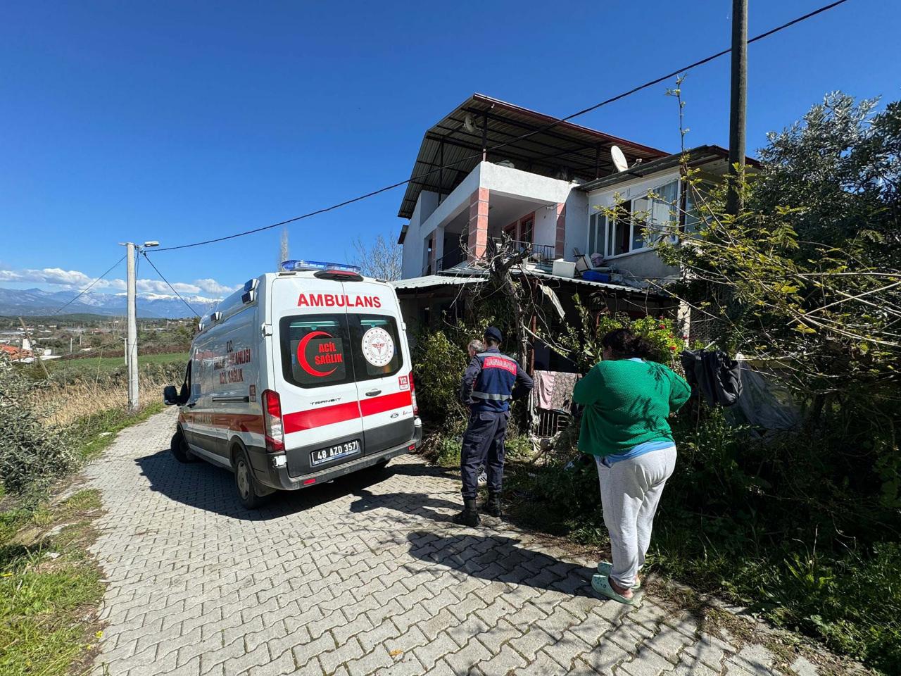 Olay yerine sağlık ve polis ekipleri sevk edildi.