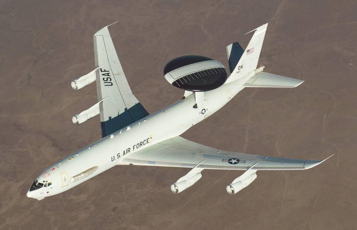 Boeing E-3 Sentry (AWACS), Amerika Birleşik Devletleri için stratejik bir 'uçan beyin' ve gökyüzündeki göz görevi görmesi nedeniyle hayati öneme sahiptir. Temel olarak modern hava savaşlarının yönetildiği bir komuta ve kontrol merkezi olan bu uçak, ABD'nin küresel askeri üstünlüğünü korumasında kritik bir rol oynar.