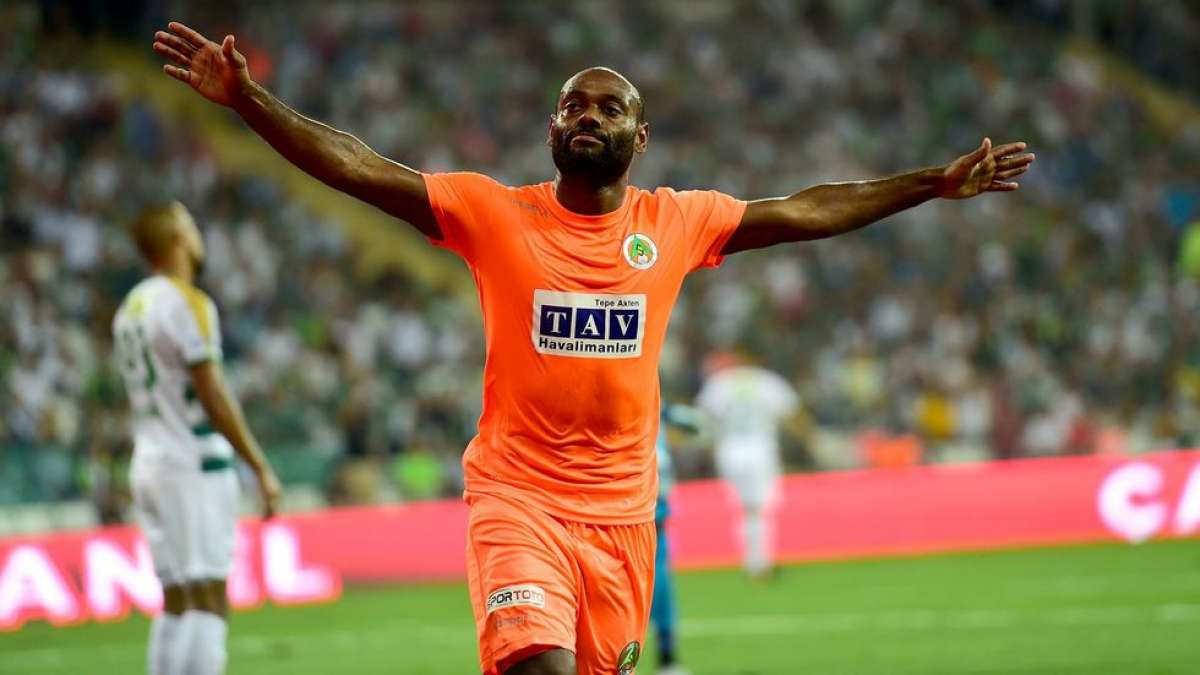 Vagner Love'ın Alanyaspor'da forma giydiği dönemden bir kare