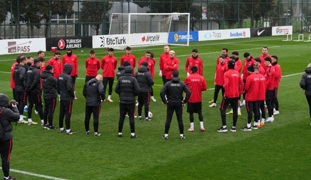 A Milli Takım, yağmur altında &ccedil;alıştı