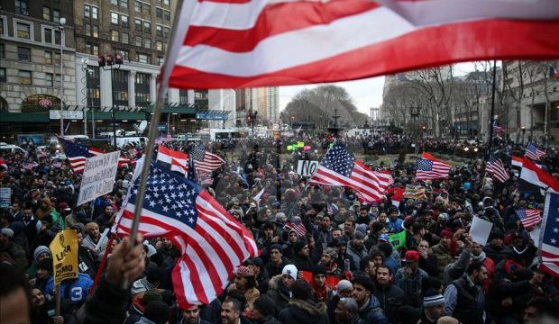 ABD &ldquo;Kral Yok&rdquo; diyor! Trump&rsquo;ın İran&rsquo;a saldırılarına 50 eyalette tepkiler &ccedil;ığ gibi b&uuml;y&uuml;d&uuml;!