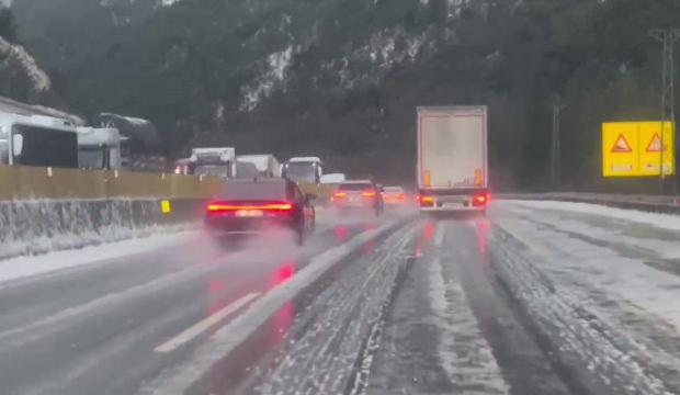 Adana'da dolu yağdı, ulaşım aksadı