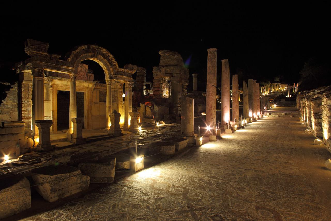 Hadrian Tapınağı ve Kuretler Caddesi