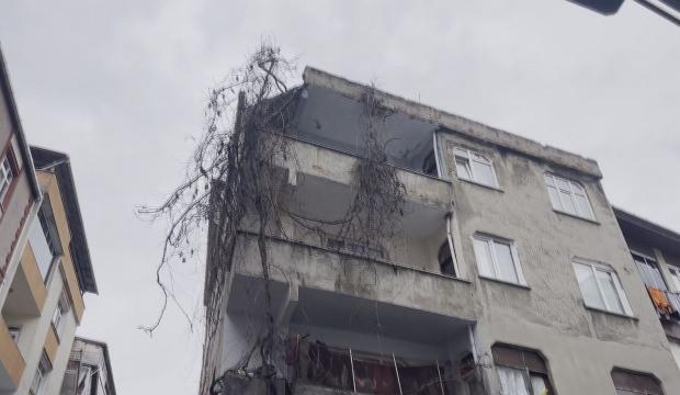 Bağcılar'da &ccedil;atı &ccedil;&ouml;kt&uuml;! Kopan par&ccedil;alar 2 otomobilin &uuml;zerine d&uuml;şt&uuml;