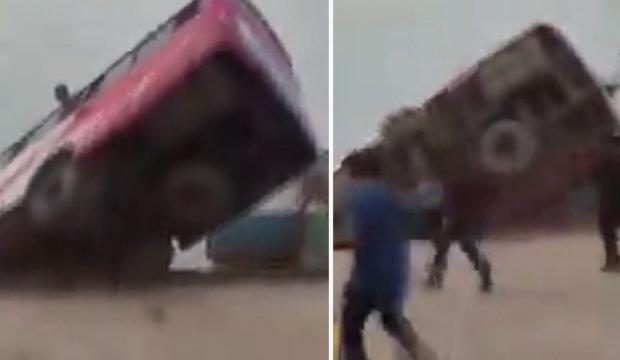 Bangladeş&rsquo;te feribota girmeye &ccedil;alışan yolcu otob&uuml;s&uuml; nehre d&uuml;şt&uuml;: 2 &ouml;l&uuml;