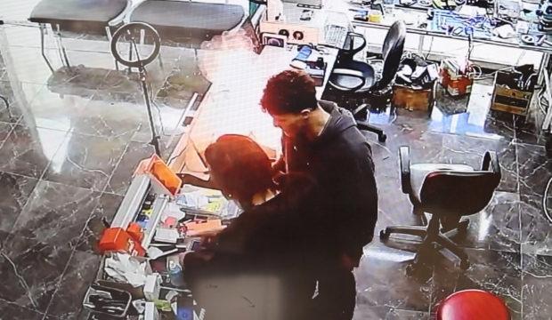 Bir anda alev aldı: Cep telefonu patlama anı kamerada