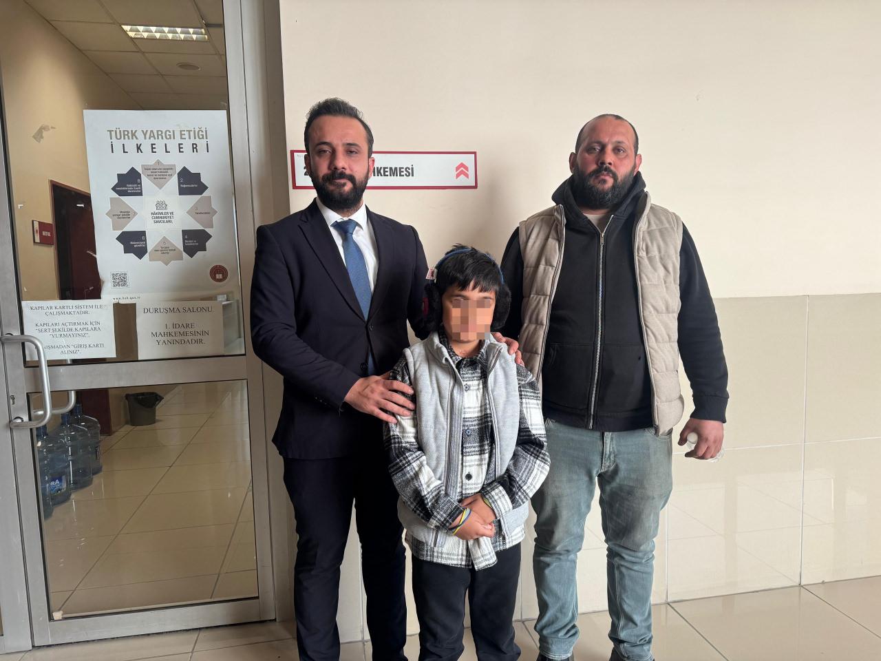 E.K. (11) isimli çocuk, avukatı ve babası.