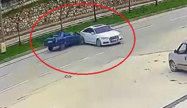 El freni &ccedil;ekilmeyen otomobil ana yola fırlayıp kazaya neden oldu