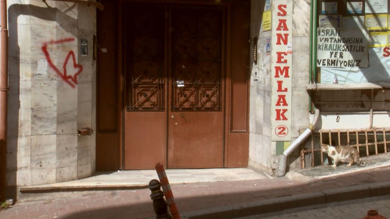 Cinayet olayının yaşandığı apartmanın girişi. 