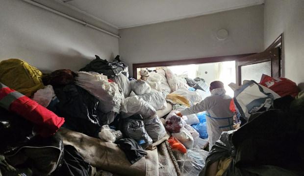 Eve giren ekipler şoke oldu! Mahkeme karar verdi, evden 4 kamyon &ccedil;&ouml;p &ccedil;ıkartıldı!