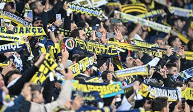 Fenerbah&ccedil;eli oyuncu ma&ccedil; &ouml;ncesi sigara i&ccedil;erken yakalandı! Taraftarlar &ccedil;ılgına d&ouml;nd&uuml;