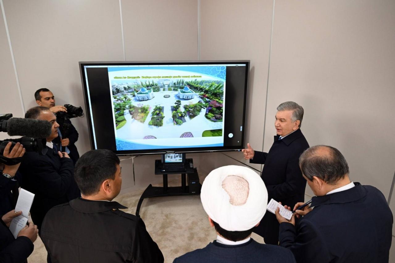 Cumhurbaşkanı Şavkat Mirziyoyev, Semerkant ziyaretinin ikinci gününde, büyük bir İslam aliminin mirasını yaşatmak amacıyla geniş çaplı yeniden yapılanma ve geliştirme çalışmalarının devam ettiği İmam Maturidi Külliyesi'ni ziyaret etti.
