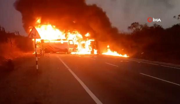 Hindistan'da feci kaza: Otob&uuml;s ile kamyon &ccedil;arpıştı, 13 &ouml;l&uuml;