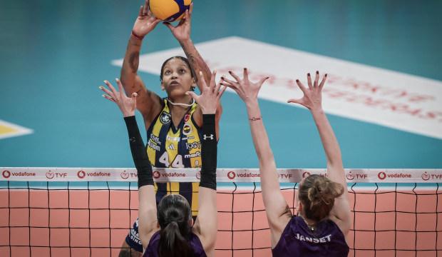 İlk ma&ccedil;ta galibiyet! 3-0 kazanan Fenerbah&ccedil;e finale yaklaştı