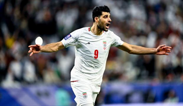 İsrailli futbolcuyla formaları değişti! İranlı d&uuml;nya yıldızına tepki yağdı