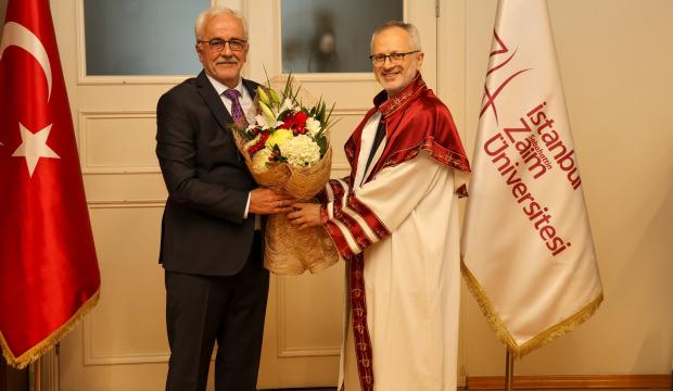 İZ&Uuml; Rekt&ouml;rl&uuml;ğ&uuml;nde devir teslim t&ouml;reni ger&ccedil;ekleştirildi