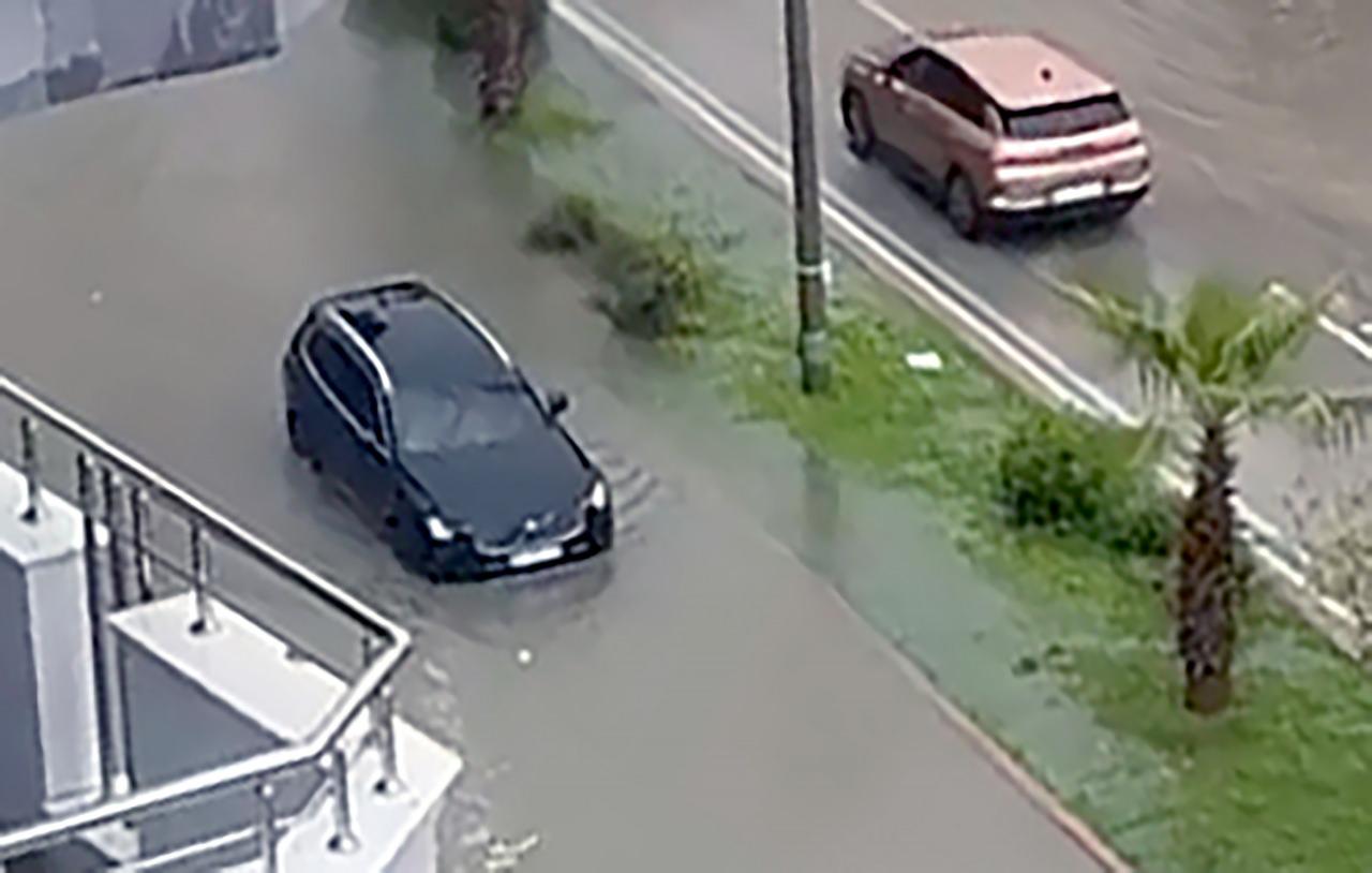 Adana'da sağanak sonrası yollar göle döndü.