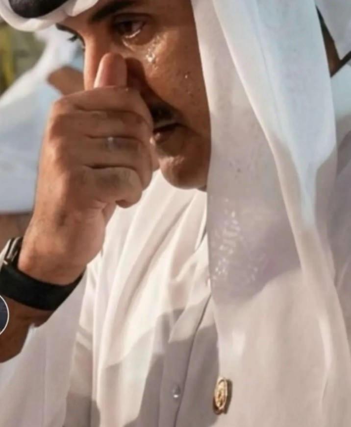 Katar Emiri Şeyh Temim, düşen uçakta şehit olan Katarlı ve Türk askerlerin cenaze töreninde duygusal anlar yaşadı.