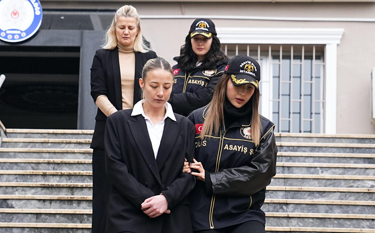 Aleyna Kalaycıoğlu ve annesi 