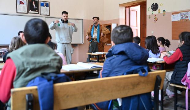 Okulda "&ccedil;at kapı" tiyatro: &Ouml;ğrencilere tasarruf ve milli teknoloji hamlesi anlatılıyor