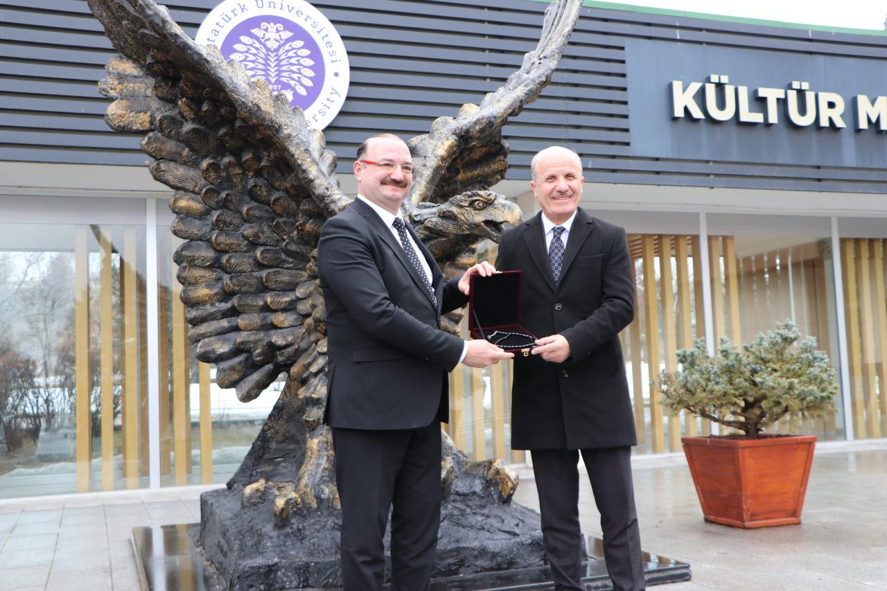 Yükseköğretim Kurulu (YÖK) Başkanı Prof. Dr. Erol Özvar, Atatürk Üniversitesi'nde düzenlenen Üniversitelerarası Kurul (ÜAK) Toplantısı'na katıldı. Özvar, Atatürk Üniversitesi Rektörü Prof. Dr. Ahmet Hacımüftüoğlu'nu (solda) ziyaret etti.