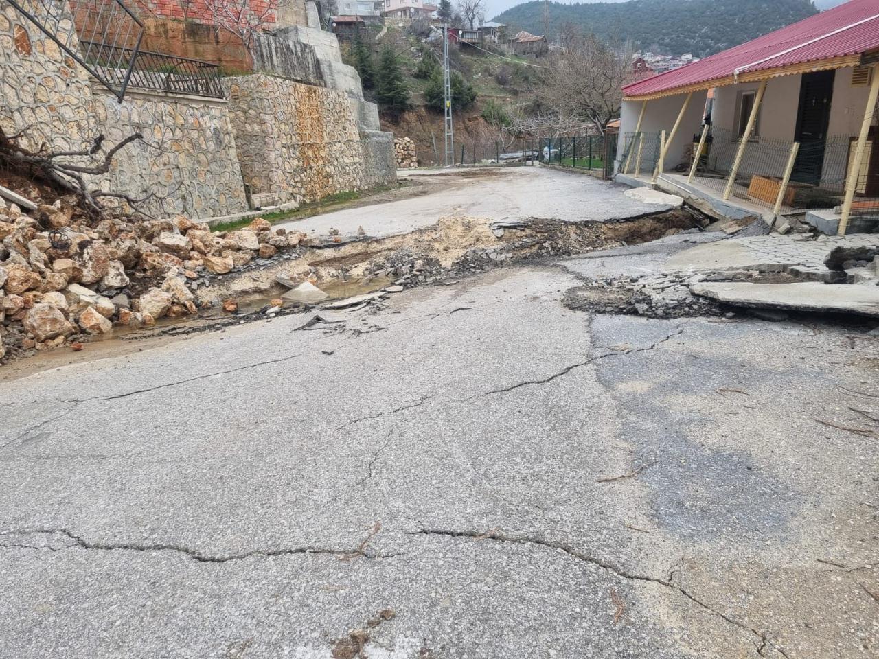 Heyelan nedeniyle bölgeye girişler yasaklandı.