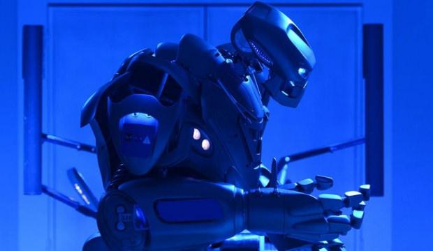 Robotlar &ccedil;ağı ve insanın y&uuml;ce makamının yeniden y&uuml;kselişi: Robotkar hizmetk&acirc;r, insan h&acirc;kim