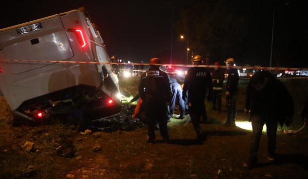 Servis midib&uuml;s&uuml; devrildi: 16 infaz koruma memuru yaralandı!