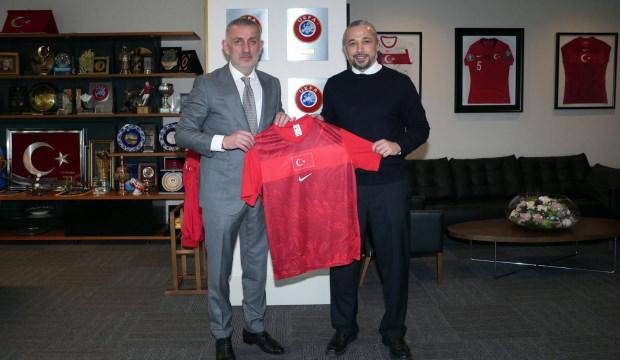 Son D&uuml;nya Kupası'nın kahramanıydı! Efsane formayı TFF'ye hediye etti