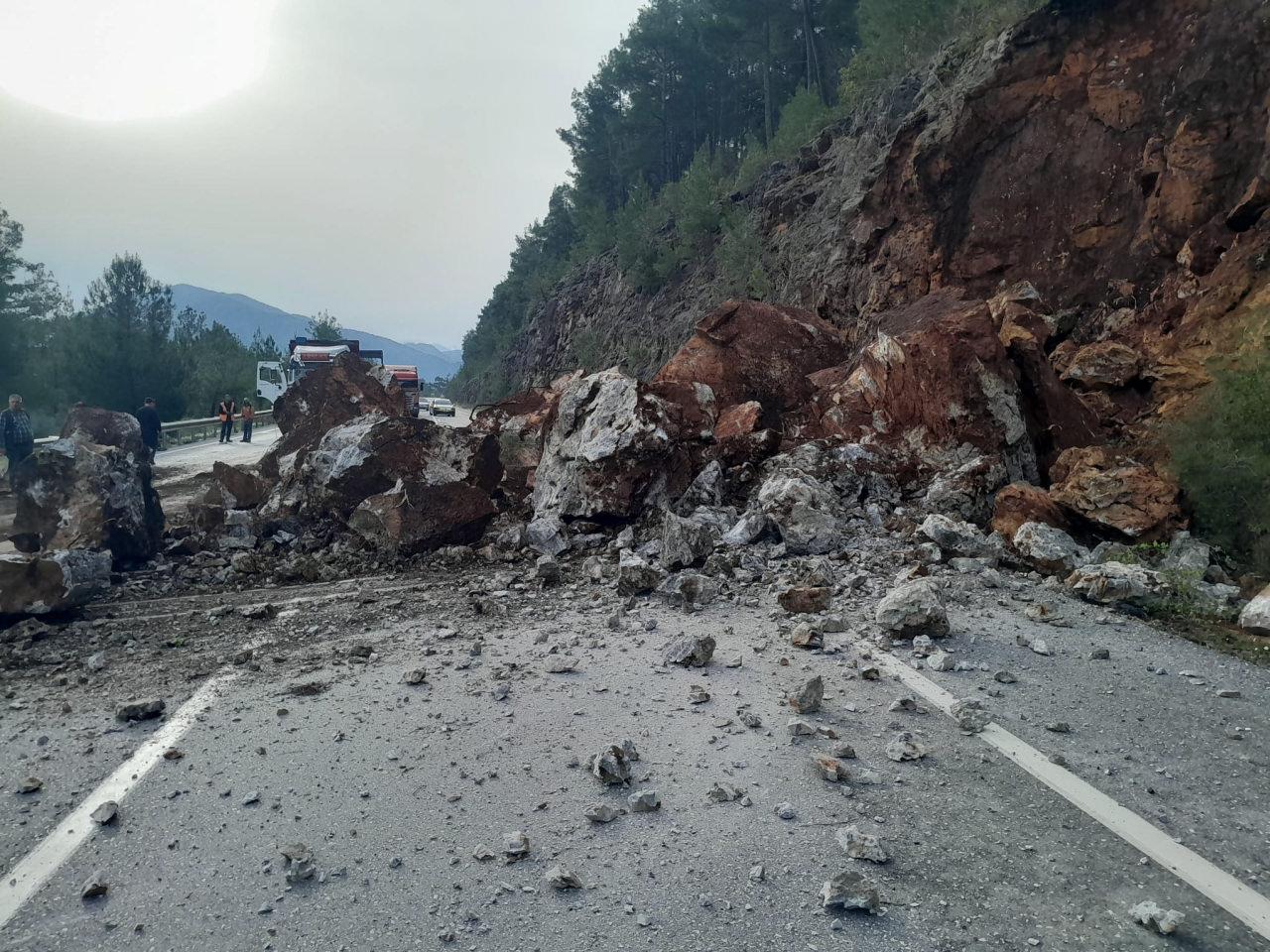 Murtiçi ile Güçlüköy mahalleleri arasında meydana gelen heyelan