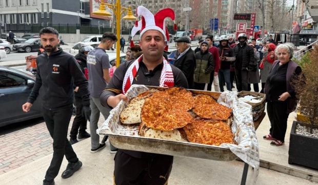 T&uuml;rkiye ma&ccedil;ı kazanırsa 'bin lahmacun dağıtacağım' demişti! S&ouml;z&uuml;n&uuml; tuttu