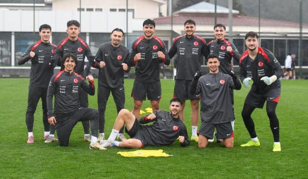 &Uuml;mit Milli Futbol Takım, hazırlıklarını yağmur altında s&uuml;rd&uuml;rd&uuml;