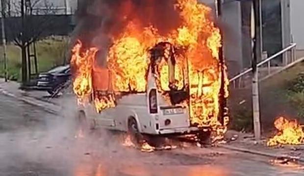 &Uuml;mraniye'de servis minib&uuml;s&uuml; alev alev yandı