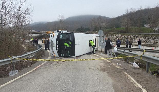 Yalova'da iş&ccedil;ileri taşıyan midib&uuml;s devrildi: 1 &ouml;l&uuml;, 20 yaralı!