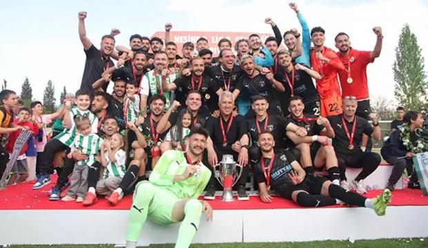 Zirve m&uuml;cadelesi veriyordu! Şampiyon hoca 1-0'lık yenilginin ardından istifa etti