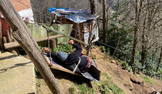 20 yıldır yol olmayan evine bu şekilde gidiyor: G&ouml;renler d&ouml;n&uuml;p birdaha bakıyor!
