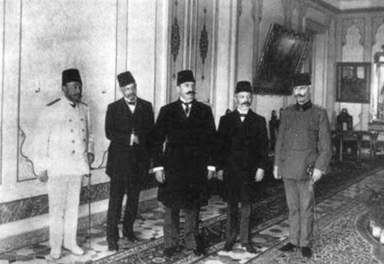 Meclis-i Mebûsan'ın II. Abdülhamid'in hal kararını bildirmek için görevlendirilen ve 27 Nisan 1909 Salı günü öğleden sonra sarayı ziyaret eden Arif Hikmet Paşa, Emanuel Carasso, Esad Paşa Toptani ve Aram Efendi'den oluşan dört kişilik heyet ile emniyet ve güvenliği sağlayan Albay Galip Bey