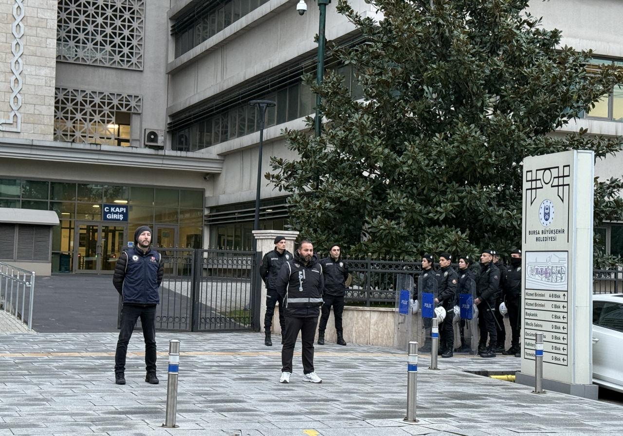  Bursa Büyükşehir Belediye binasında İl Emniyet Müdürlüğü ekiplerince arama gerçekleştirildi.
