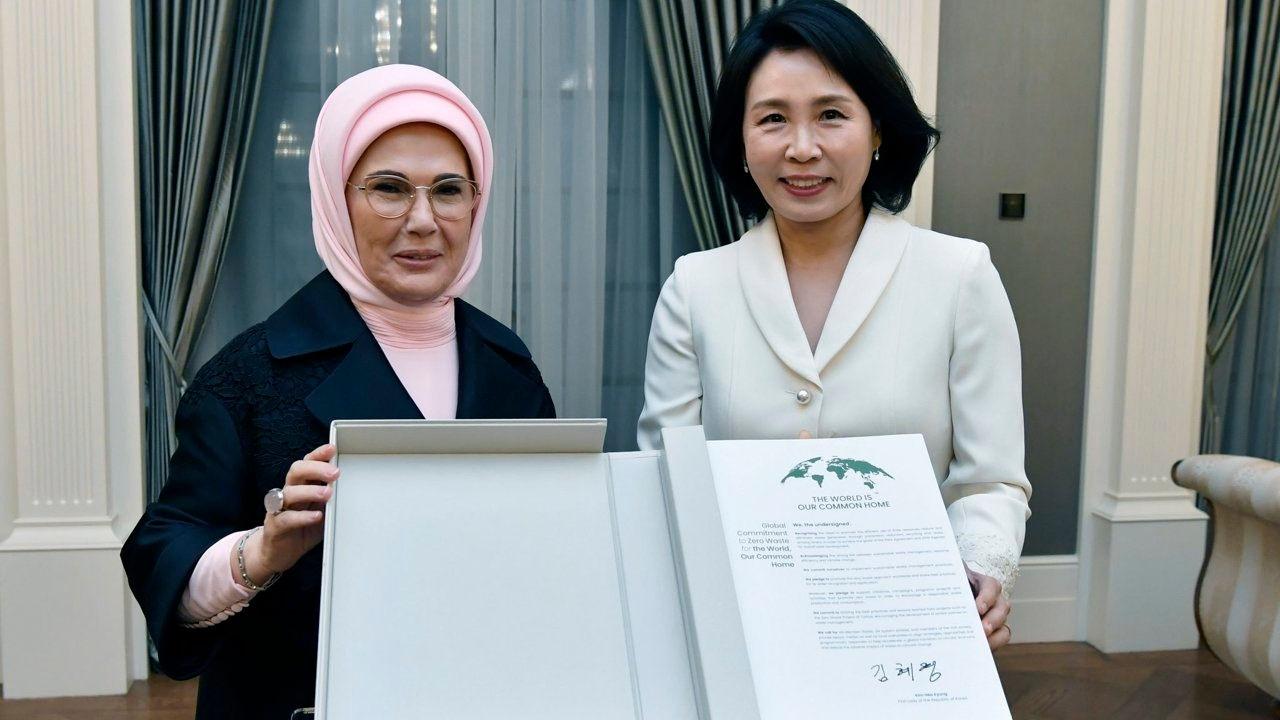 Cumhurbaşkanı Recep Tayyip Erdoğan'ın eşi Emine Erdoğan ve Güney Kore Cumhurbaşkanı Lee Jae Myung'nun eşi Kim Hea Kyung (2025)