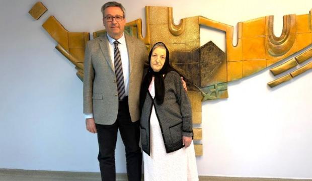 72 yaşındaki kadından 3,7 kiloluk t&uuml;m&ouml;r &ccedil;ıkarıldı