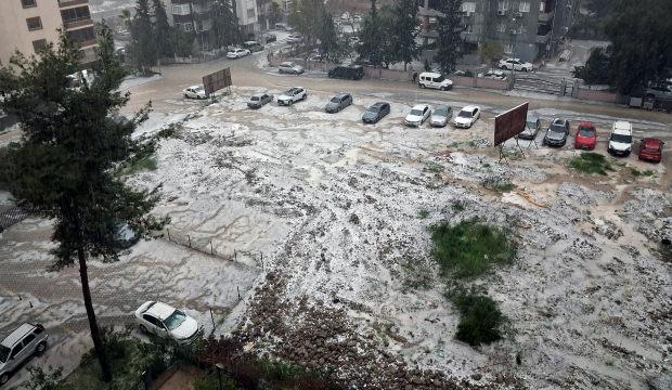 Adana'da dolu: Cadde ve sokaklar beyaza b&uuml;r&uuml;nd&uuml;