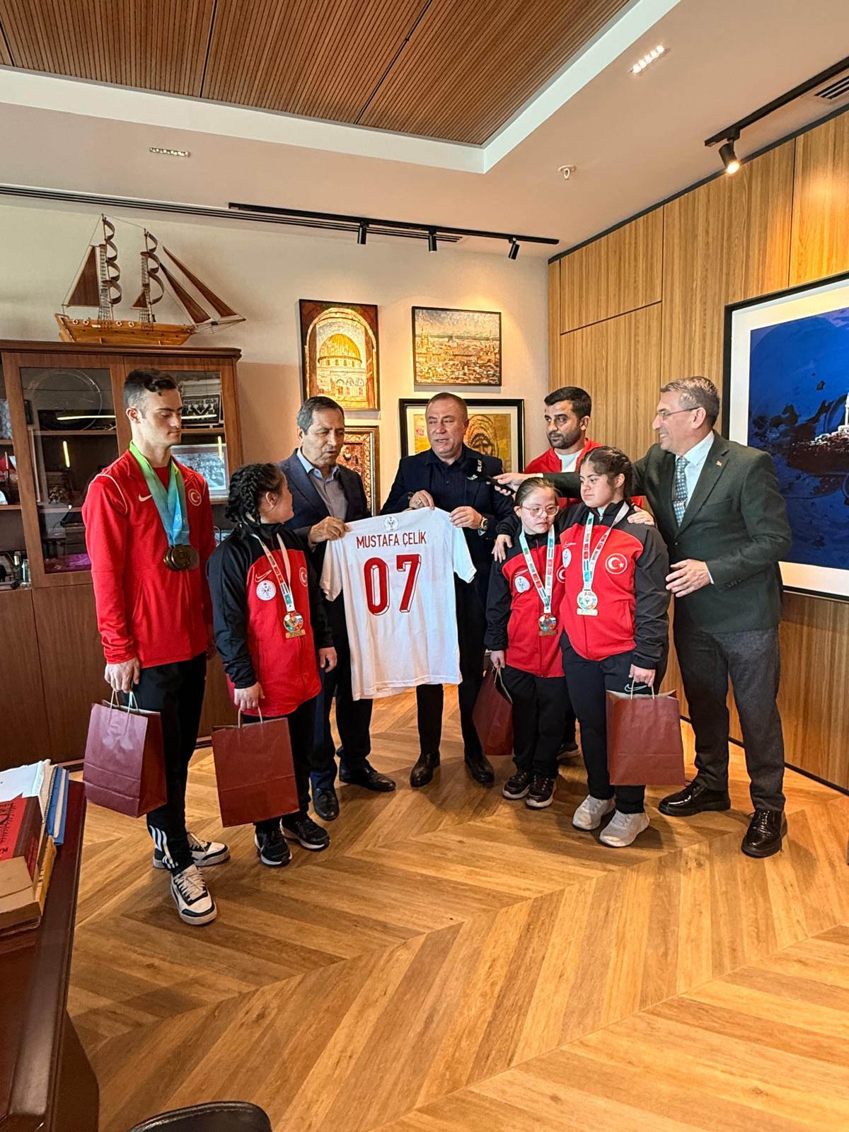 Türkiye Özel Sporcular Spor Federasyonu Başkanı Birol Aydın ve özel sporcular, Ülke TV Yönetim Kurulu Başkanı Mustafa Çelik'e forma hediye etti.