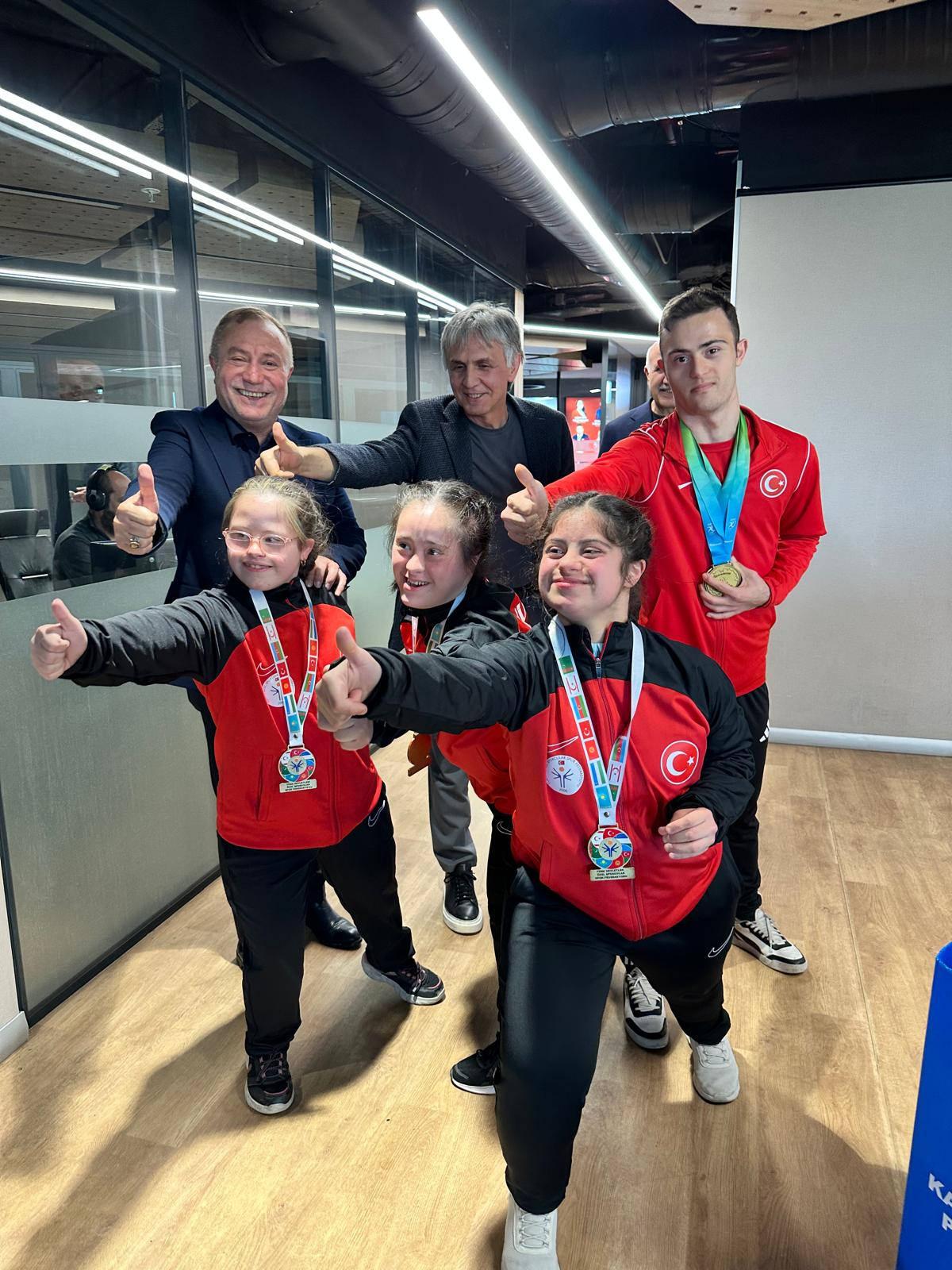 Özel sporcular, Kanal 7 Haber Dairesi Başkanı Mehmet Yazıharman'la birlikte