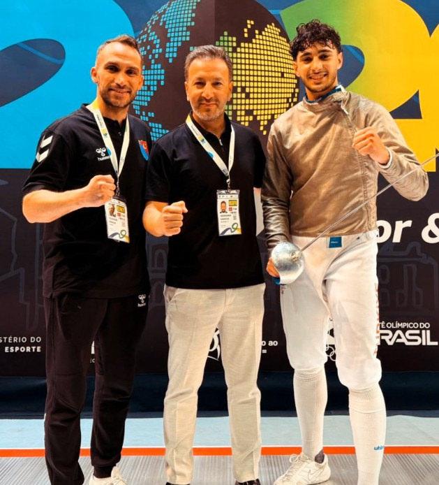 Yıldız ve Gençler Dünya Eskrim Şampiyonası'nda altın madalya kazanan milli sporcu Furkan Yaman (Sağda)