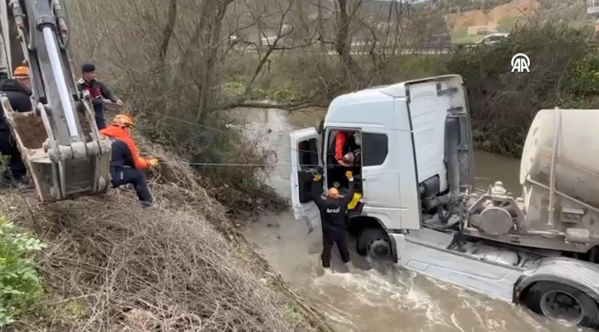Olay yerine çok sayıda ekip sevk edildi. 