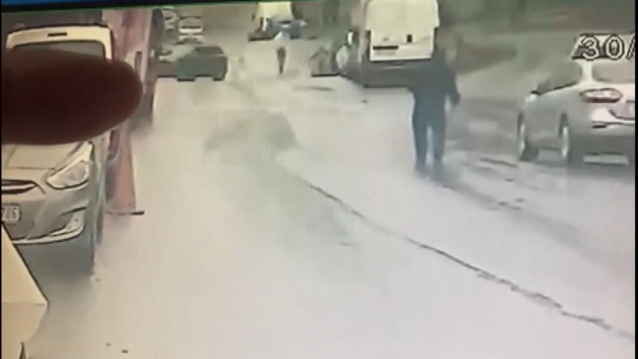 Olay anı güvenlik kamerasına yansıdı. 