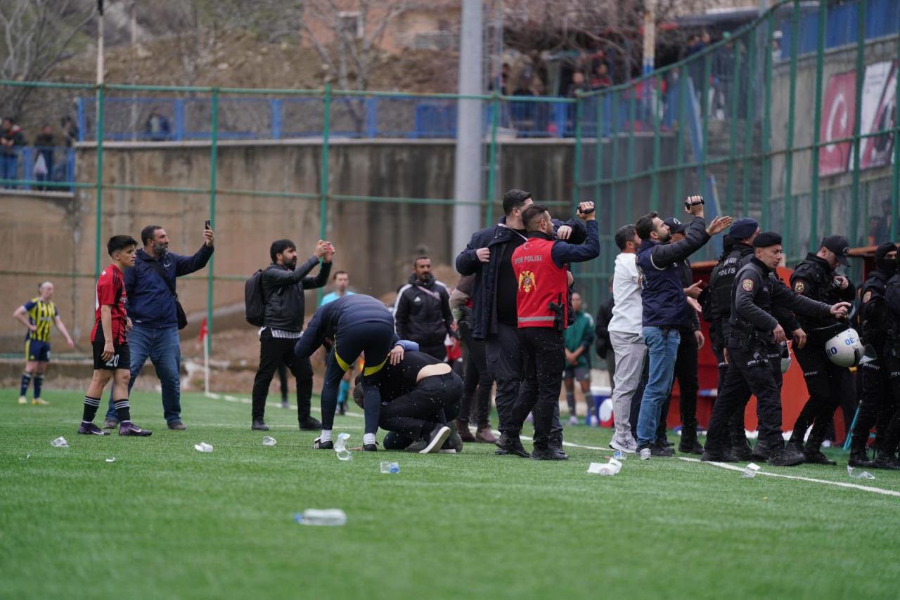 Fenerbahçe teknik direktörü Gökhan Bozkaya atılan yabancı madde sonucu yerde kaldı