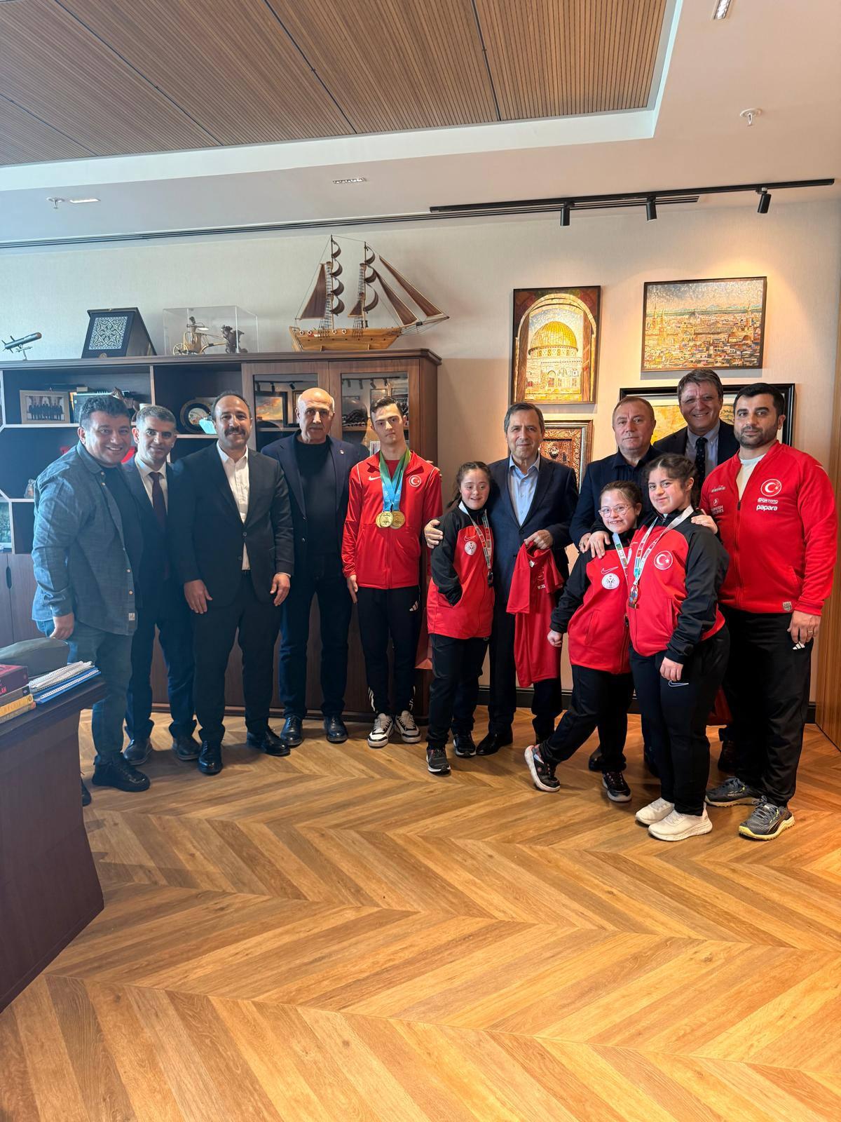 Türkiye Özel Sporcular Spor Federasyonu Başkanı Birol Aydın ve özel sporcular, Ülke TV Yönetim Kurulu Başkanı Mustafa Çelik'le bir arada