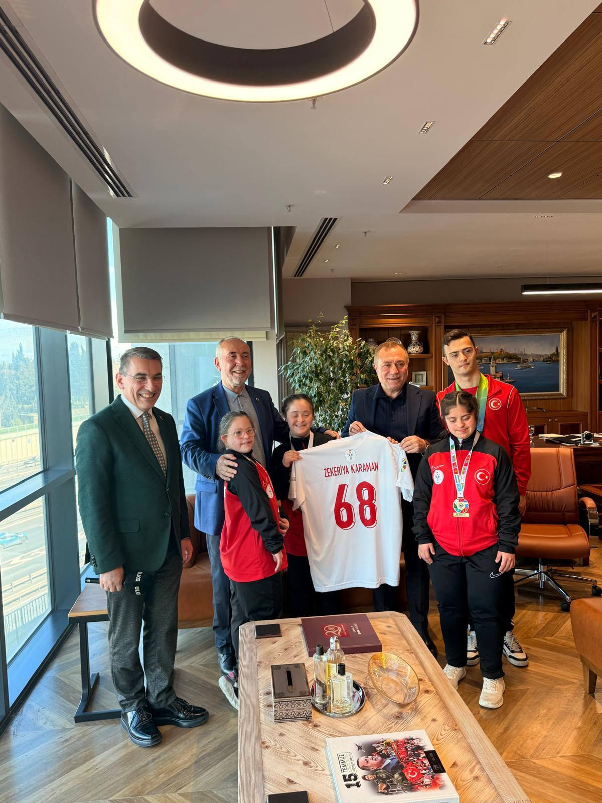 Türkiye Özel Sporcular Spor Federasyonu Başkanı Birol Aydın ve özel sporcular, Kanal 7 Medya Grubu Başkanı Zekeriya Karaman'a forma hediye etti