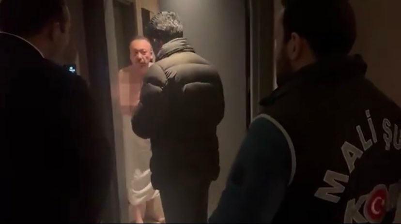 Özkan Yalım otelde 21 yaşındaki sevgilisiyle yakalandı.